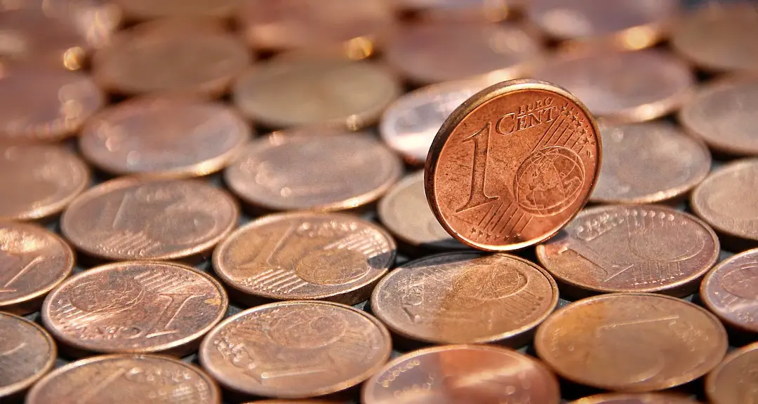Fotografía de varias monedas de cobre.