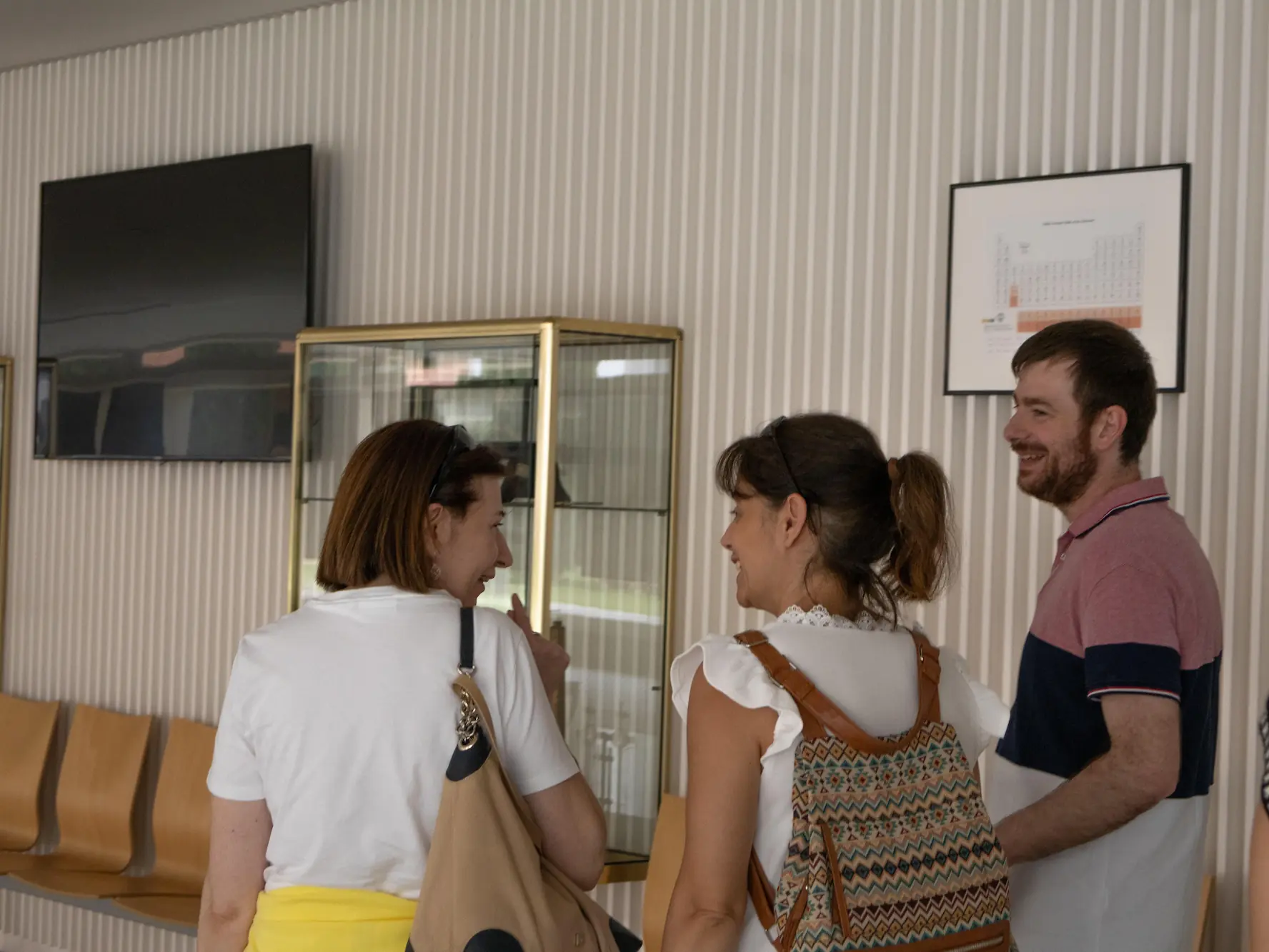 Entrando en la Facultad de Ciencias de la Universidad de Valladolid. En la fotografía aparece la entrada de la Facultad, con dos mujeres y un hombre.