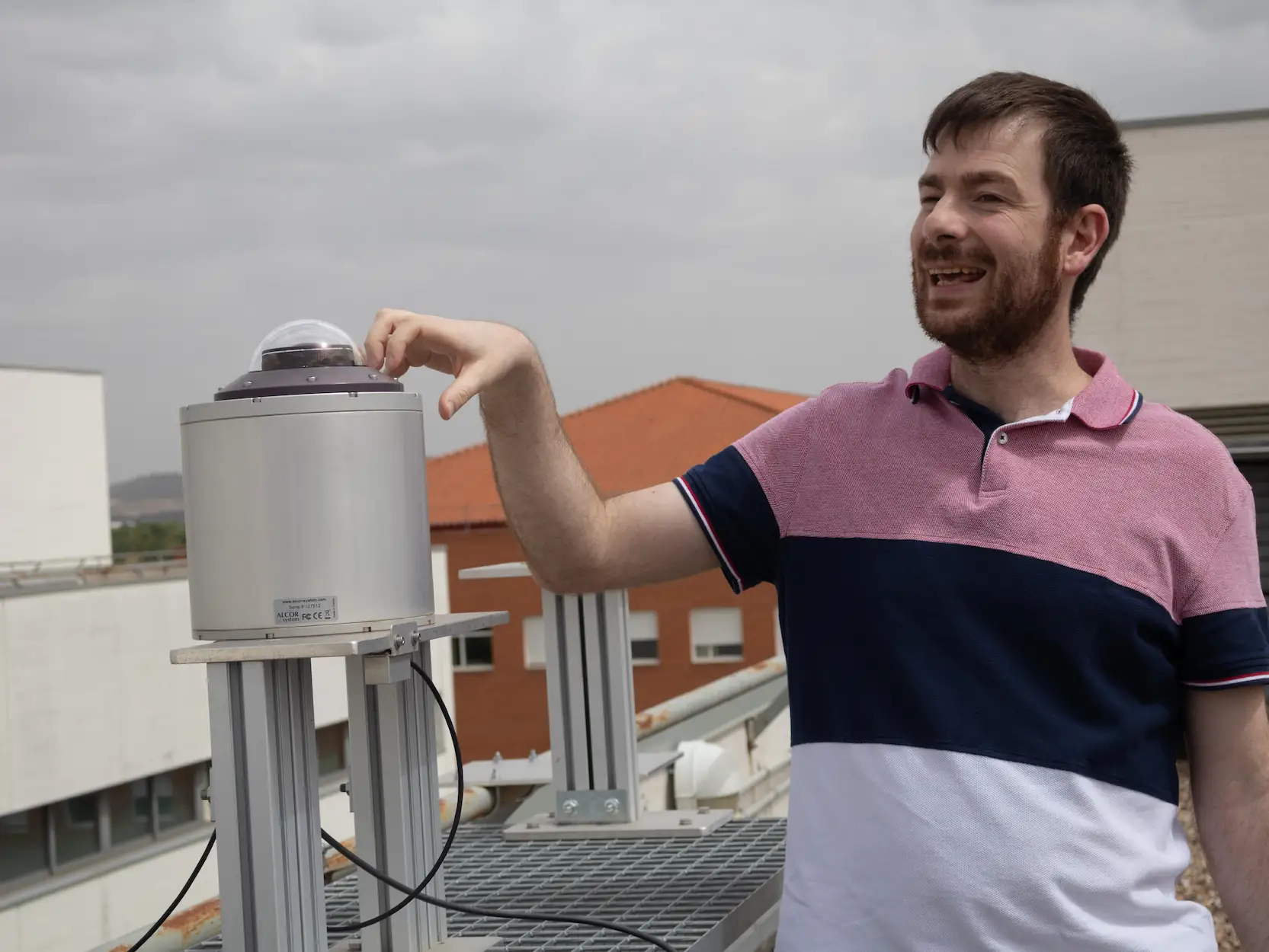 Roberto mostrando el funcionamiento de una cámara de cielo.