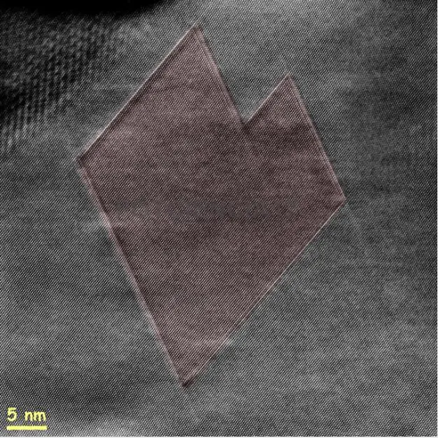 Fotografía de óxido de titanio visto en un microscopio electrónico de transmisión de alta resolución. Imagen de Evgenii Modin perteneciente al certamen Fotciencia17 (FECYT), título "El Corazón Atómico".